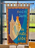 La bannière du sanctuaire Notre-Dame de Toute Aide à Querrien dans les Côtes d’Armor.