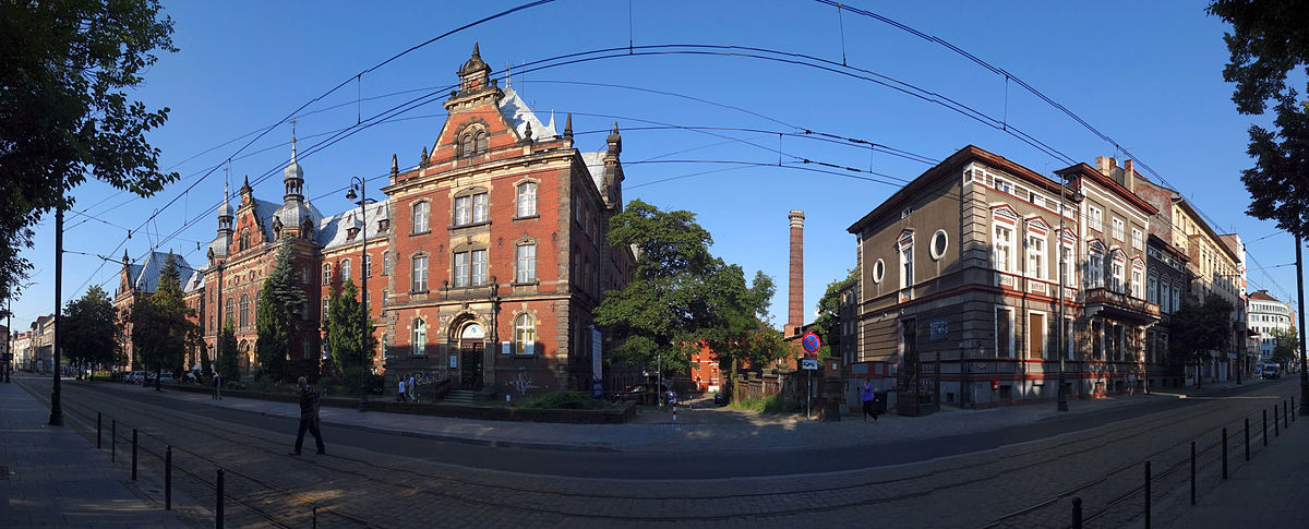 Ulica Dworcowa w Bydgoszczy w rejonie budynku dawnej Dyrekcji Kolei Wschodniej (z lewej) i Archiwum Państwowego (z prawej)