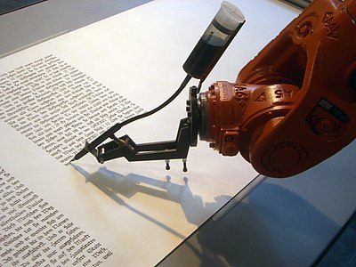 Robot industri menulis tulisan Alkitab dengan presisi tinggi.