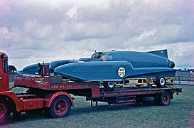 Le Bluebird K7 de Donald Campbell (7 records de 1955 à 1964), ici au Goodwood Motor Racing circuit en juillet 1960