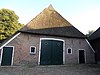 Boerderij met achterbaander, grote schuur en stookhok met varkenskot