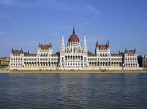 בניין הפרלמנט ההונגרי. המבנה בנוי בצורה סימטרית בסגנון התחייה הגותית עטור צריחים ובמרכזו כיפה נאו-גותית בגובה 96 מטר.