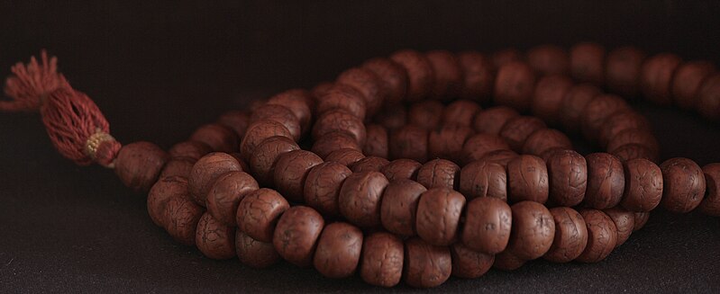 http://upload.wikimedia.org/wikipedia/commons/thumb/d/d0/Buddhist_prayer_beads_04.JPG/799px-Buddhist_prayer_beads_04.JPG