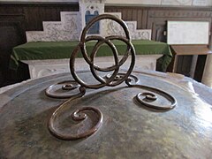Fonts baptismaux, Triquetra / anneaux borroméens, symboles de la trinité chrétienne...