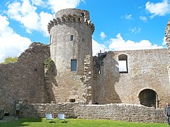 Vue de la cours intérieure du château de la Hunaudaye à Plédéliac dans les Côtes d'Armor.