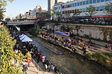 Hiburan langsung di Aliran Cheonggye berhampiran Pasar Dongdaemun