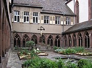 Cloître gothique des Récollets (XIVe siècle) et (XVIIe siècle).