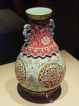 Vase double. Porcelaine, décor ajouré et émaux polychromes. Dynastie Qing (1644-1912)
