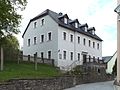 Pfarrhaus mit vorgelagerter Treppe und Stützmauer