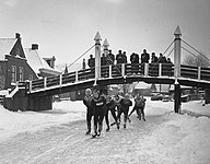 De Elfstedentocht van 1956, onder de Wipbrug in Hindeloopen