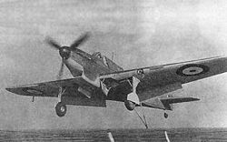 Fairey Fulmar Mk I leszállás közben 1941-ben, valahol a Földközi-tenger térségében.