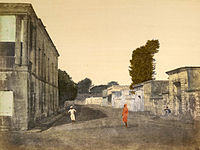 Ulice v Chandernagore, Francouzská Indie, ručně kolorovaný slaný tisk, 1851