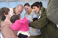 2011年の東日本大震災の救援活動で、医療活動を行う民間防衛軍の医療チーム。