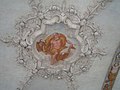 Affresco tra stucchi nel soffitto del portico