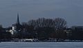 Blick von der zugefrorenen Alster auf den Anleger Alte Rabenstraße