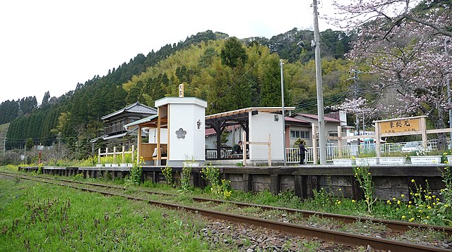 640px-Higashi-Fusamoto_Station_platform.jpg