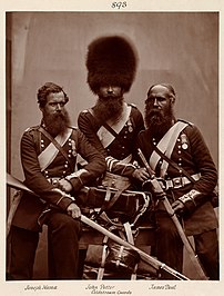 Trois Coldstream Guards ayant participé à la guerre de Crimée (1856, collection de la reine Victoria). (définition réelle 1 521 × 2 000)