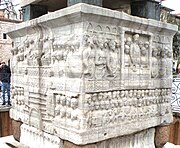Base de l’obélisque de Théodose. L’empereur et l’impératrice dans leurs loges réciproques, sur l’hippodrome. Marbre, vers 390. Istambul