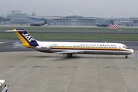 Un Douglas DC-9 de Japan Air System, similaire à celui impliqué dans l'accident.