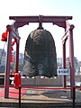 Бронзовый колокол цзинъюнь, отлитый в 711 году нашей эры, высотой 247 см и весом 6500 кг, сейчас находится на колокольне Сианя.