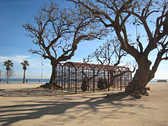 Una habitació on sempre plou (1992), by Juan Muñoz, Plaça del Mar