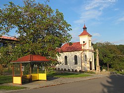 Autobusová zastávka a kaple