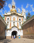 La façade ouest de l'église-porte
