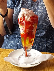 Knickerbocker Glory at Mr B's, Хейл, Корнуолл (обрезано) .jpg