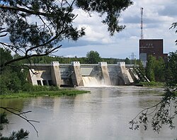 Kolsin voimalaitos entisen suvannon suunnalta kuvattuna.