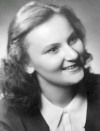 Květoslava Bartoňová na maturitní fotografii