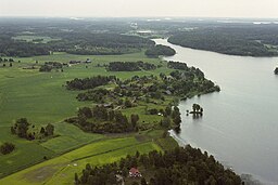 Flygfoto över Länna kyrksjö vid byn Länna.