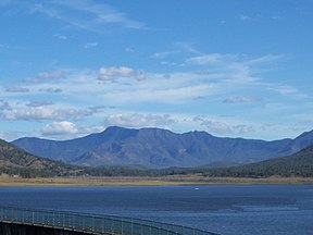 Die bewaldete Main Range, davor der Lake Moogerah