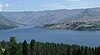 Вид на озеро Челан с бесплодными холмами на заднем плане