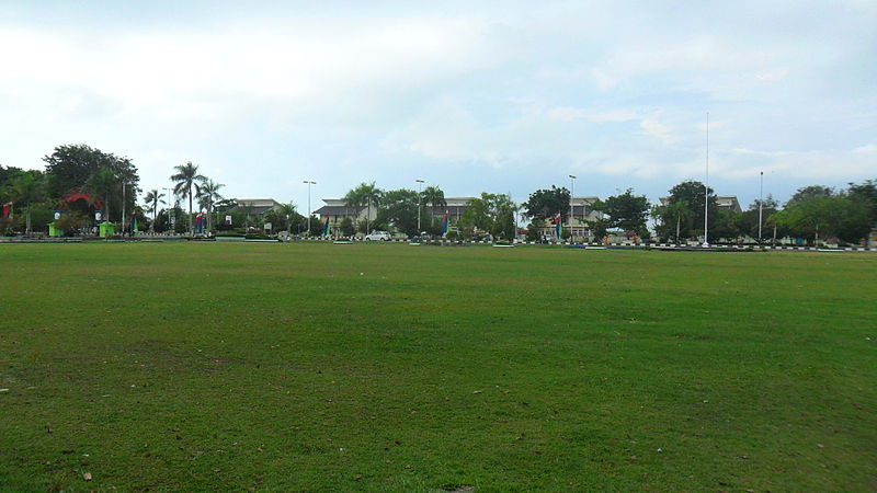 File:Lapangan Merdeka Balikpapan.jpg