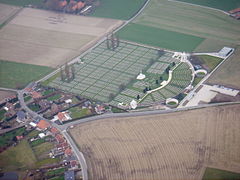 Vue aérienne du cimetière de Tyne Cot, le plus grand cimetière britannique du continent (Province de Flandre-Occidentale, Belgique).