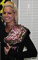 Maryse Ouellet pozująca z ostatnią wersją pasa WWE Divas Championship