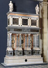Vue d'un sarcophage surmonté de deux statues et supporté par huit colonnes.