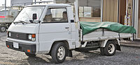 Second facelift Mitsubishi Delica pickup (Jepang) with double rear tires intended for heavier payload duty