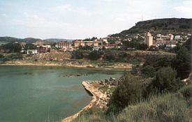 La población de Nuévalos (Zaragoza), junto al embalse de la Tranquera en el río Piedra