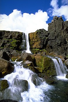 Cascâda d’Öxaráfoss (parc nacionâl de Þingvellir, Islanda). (veré dèfenicion 1 995 × 2 977*)