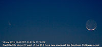 مذنب بان ستارز كما رصد من جنوب كاليفورنيا, نحو 3° شرقا من هلال القمر .