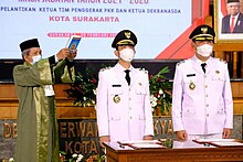 Gibran (center) alongside his running mate, Teguh Prakosa (right), being inaugurated in 2021. Pelantikan Wali Kota dan Wakil Wali Kota Surakarta 2021.jpg