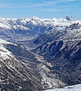 Sicht vom Munt Pers nach Nordwesten durch die Val Bernina auf Pontresina und Samedan.