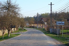 Intrarea în satul Câmpofeni