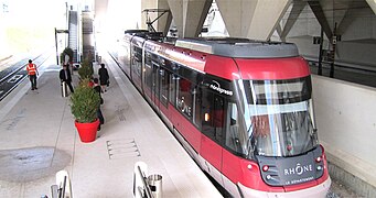 Station définitive du terminus Aéroport Lyon Saint-Exupéry, rame ici sur le quai 1 utilisé secondairement.