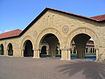 Portal am Hauptplatz des Campus der Stanford University