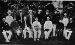 Sun Yat-sen with members of the Tongmenghui Sun Yat Sen together with the members of the Singapore Branch of Tongmen Hui.png