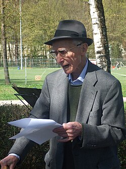 Theodor Bergmann farante la ĉefan paroladon okaze de la memorsolenaĵo por la Hitler-atencinto Georg Elser la 19-an de aprilo 2009 en Heidenheim-Schnaitheim