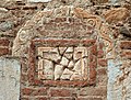 Marmorbogen mit fragmentierter Grabinschrift (13. Jh.), Église Notre-Dame de la Victoire de Thuir