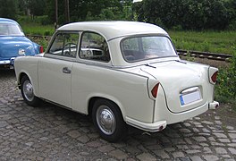 Vue arrière d’une Trabant P50.